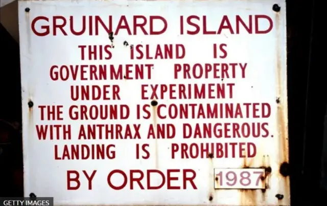 க்ரூனார்ட் தீவில் வைக்கப்பட்டுள்ள எச்சரிக்கை பலகை 