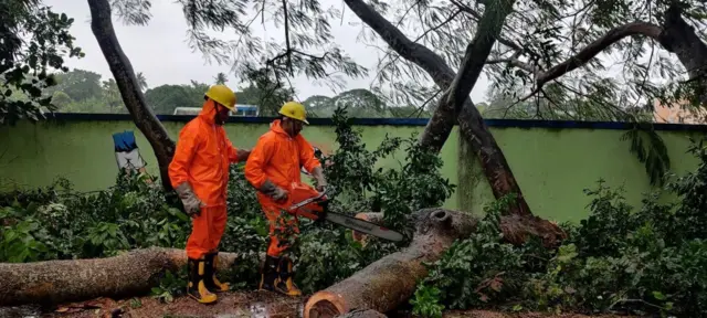 ওড়িশায় ঝড়ের পর পরিস্থিতি স্বাভাবিক করে তুলতে তৎপর বিপর্যয় মোকাবিলা বাহিনী এবং স্থানীয় প্রশাসন।