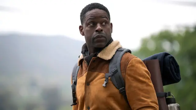 Темношкірий чоловік у куртці з рюкзаком