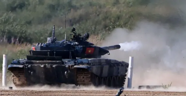 Các thành viên của đội Việt Nam khai hỏa từ xe tăng T-72 của Nga trong Đại hội Thể thao Quân đội Quốc tế vào ngày 16/8/2022 tại Công viên Patriot, ngoại ô Moscow, Nga