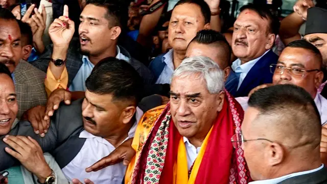 त्रिभुवन विमानस्थलबाट बाहिर निस्किने क्रममा देउवा