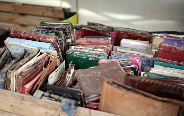 Un montón de álbumes de fotos embarrados.