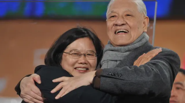 정치 행사에서 포옹하고 있는 차이 총통과 리덩후이 전 총통의 모습