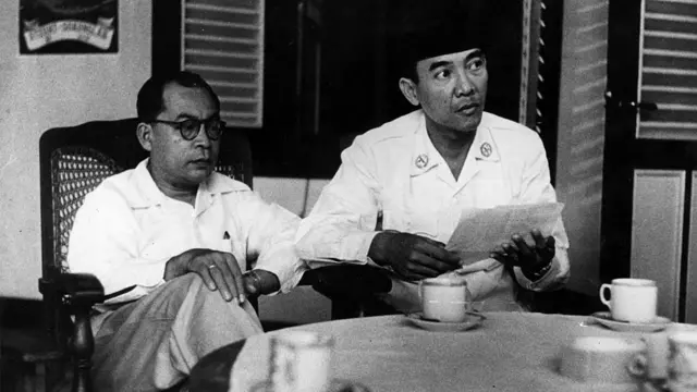 Mohammad Hatta (kiri) dan Sukarno (kanan)