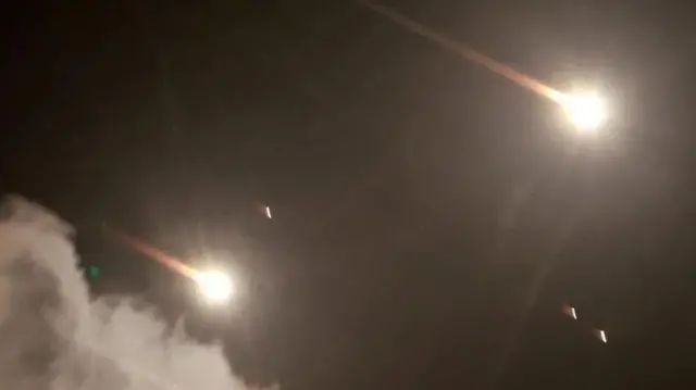 Roketi zilizoonekana juu ya Tel Aviv baada ya Iran kurusha makombora mengi ya balestiki mnamo Oktoba 1.