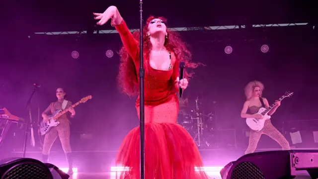 Jedna od najvećih novopečenih pop zvezda, Čapel Roan, odala je počast Divajnu svojim izgledom i stilom šminkanja