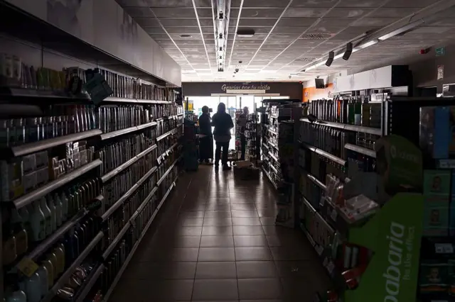 Un comercio a oscuras durante el apagón que afectó este año a España. 