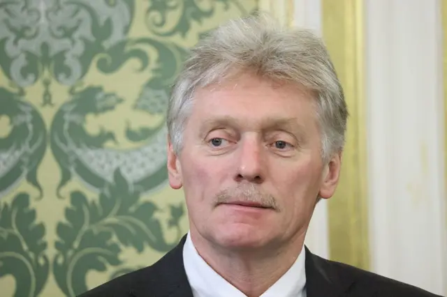 Porta-voz de Putin olhando para o lado