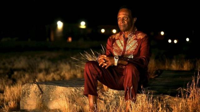 Homem sentadocasino las vegas onlineterreno baldio