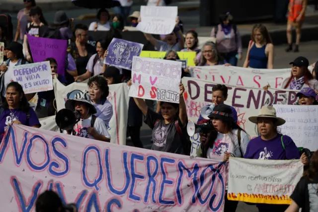 Mujeres indígenas en una marcha en protesta.