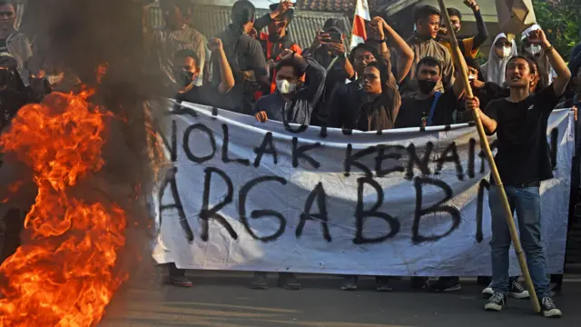 Mahasiswa Universitas Sultan Ageng Tirtayasa berunjuk rasa menolak kenaikan harga BBM di Serang, Banten, Senin (05/09)