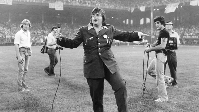 Di-džej Stiv Dal na stadionu sa mikrofonom u ruci