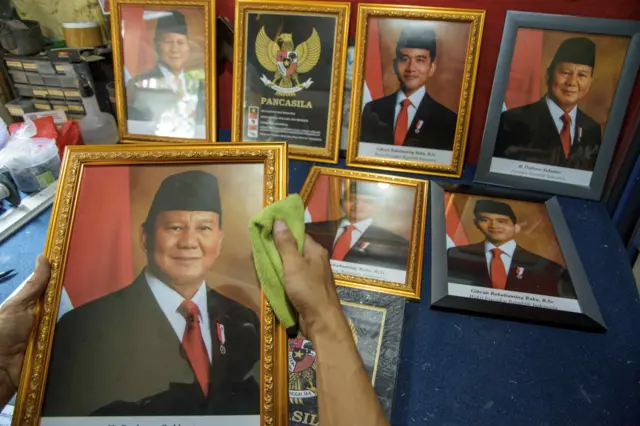 Pekerja menyelesaikan pesanan satu set pigura foto Presiden RI terpilih Prabowo Subianto dan Wakil Presiden RI terpilih Gibran Rakabuming di Workshop Sentra Pigura, Bandung, Jawa Barat, Selasa (8/10/2024). Pesanan satu set pigura foto Presiden Prabowo Subianto, Wakil Presiden Gibran Rakabuming dan Garuda Pancasila ukuran nasional satu (25x35cm) yang dijual dengan kisaran Rp150 ribu di workshop tersebut mulai mengalami peningkatan permintaan hingga 15 ribu set untuk dikirim ke sejumlah daerah di Bandung Raya hingga Surabaya, Kalimantan, dan NTT yang telah dipesan hingga jadwal pelantikan pada 20 Oktober 2024.
