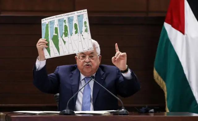 Mahmud Abás con un mapa de Palestina a lo largo de los años.