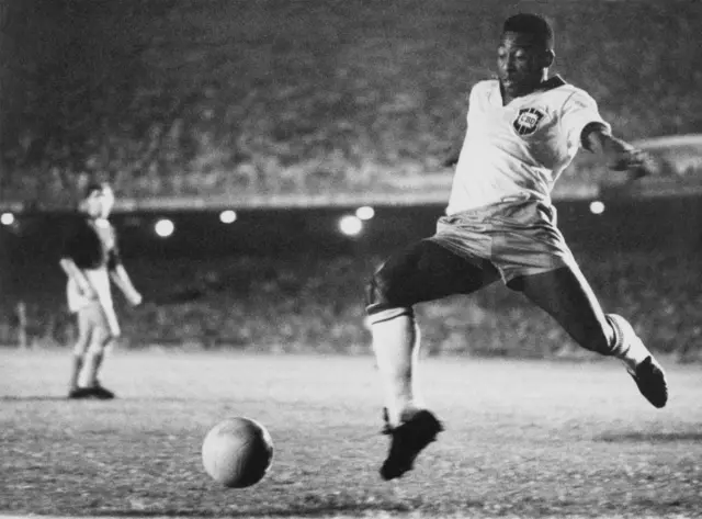 O jogador de futebol brasileiro Pelé jogando pela seleção brasileira, por volta de 1958.