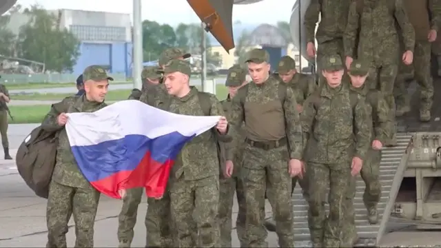 Российские военные с государственным флагом в руках