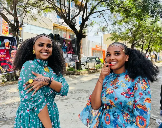 ክልተ ዝተመላኻዓ ኣዋልድ