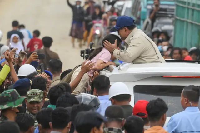 Presiden Prabowo Subianto mencium anak saat mengunjungi posko pengungsian di Kuala Simpang, Aceh Tamiang, Aceh, Jumat (12/12/2025). Dalam kunjungannya ke lokasi posko pengungsian korban banjir bandang itu Presiden Prabowo mengatakan pemerintah akan terus membantu hingga pemulihan.