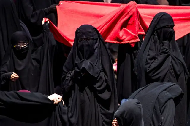 Suriye'de çarşaflı kadınlar