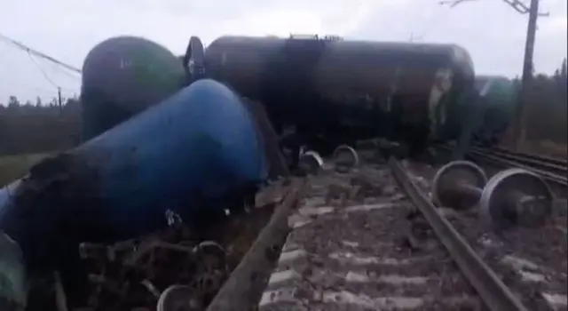 Скріншот відео, на якому видно перевернуті цистерни на залізничних рейках