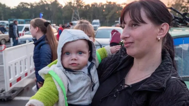 Zaporijya'da bir Ukraynalı kadın ve bebeği