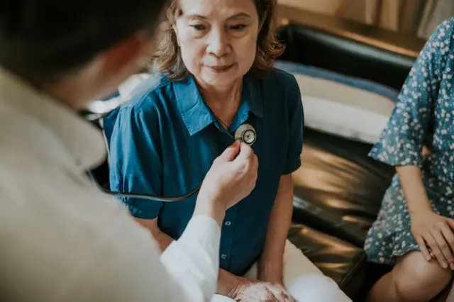 Médica examinando paciente mulher