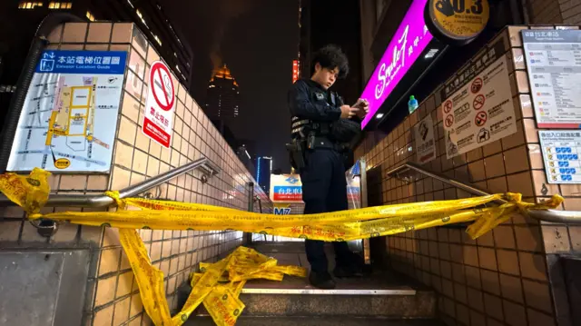 نخست‌وزیر تایوان گفت که مظنون بمب‌های دودزا و آتش‌زا را در ایستگاه اصلی تایپه منفجر کرد که به یک خیابان شلوغ خرید زیرزمینی متصل است.