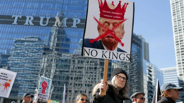 Протест против Трампа «Нет королям» в Чикаго
