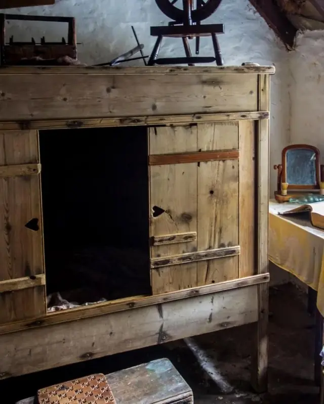 ان الماریوں میں اکثر دروازے نصب ہوتے تھے تاکہ اندھیرے میں سونے کے عادی افراد ان کو بند کر سکیں