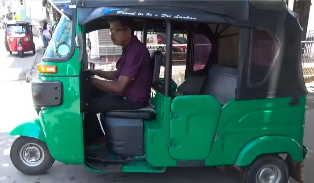 මාර්ගයේ ධාවනය වන ත්රිරෝද රථයක්