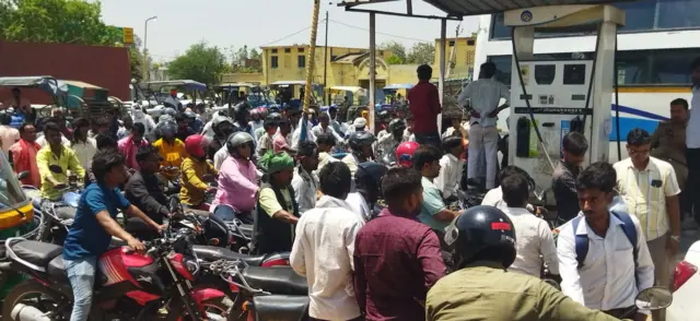 रुपैडिहाको पम्पमा मानिसहरूको लाइन