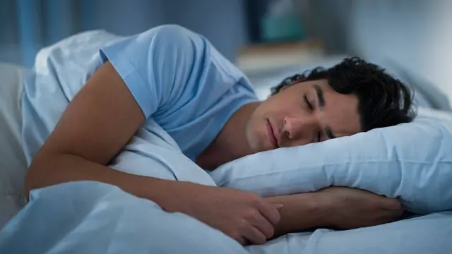 Hombre joven durmiendo en la cama