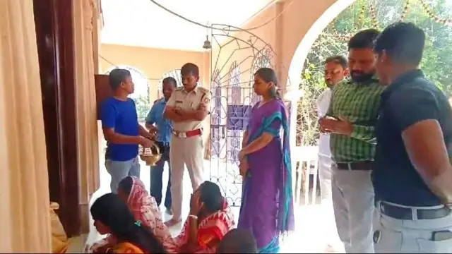 মহকুমা শাসক অহিংসা জৈন নিজে দাঁড়িয়েছিলেন পুজোর প্রথম দিনে