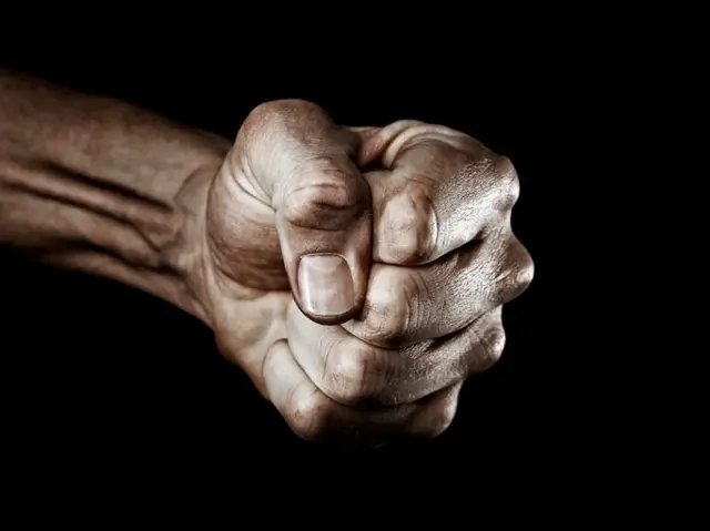  මිනීමැරුම් චෝදනාවලට සිරගතව සිටින ගම්බද ප්‍රදේශවල බොහෝ දෙනෙකු හදිසි කෝපය පාලන කර නොගැනීම හේතුවෙන් එම වරදේ යෙදී ඇති බව බන්ධනාගාර මාධ්‍ය ප්‍රකාශකවරයා පැවසීය