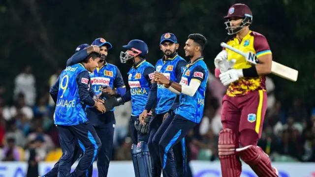 බටහිර ඉන්දීය කොදෙව් කණ්ඩායමට එරෙහිව පළමු පන්දු වාර 12 තුළදී ශ්රී ලංකා දඟ පන්දු යවන්නන් සාර්ථක පන්දු යැවීමක නිරත විය