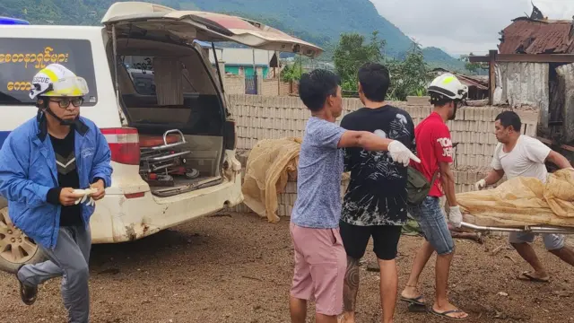 လားရှိုးမြို့ထဲ သေဆုံးသူတွေကို သယ်ယူနေတဲ့ ပရဟိတအဖွဲ့ဝင်များ (ပုံဟောင်း)