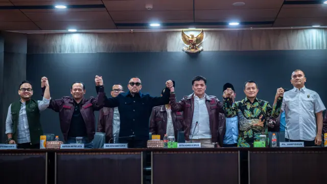 Plt Jaksa Agung Muda Tindak Pidana Khusus (Jampidsus) Rudi Margono (kedua kanan) bersama Ketua Komisi III DPR Habiburokhman (ketiga kanan) Wakil Ketua Komisi III Moh Rano Alfath (kiri), Ahmad Sahroni (ketiga kiri), Kapolda Metro Jaya Komjen Pol Asep Edi Suheri (kedua kiri) dan Kepala Korps Pemberantasan Tindak Pidana Korupsi (Kakortas Tipidkor) Polri Irjen Pol Totok Suharyanto (kanan) berjabat tangan usai konferensi pers di Kejaksaan Agung, Jakarta, Sabtu (11/7/2026). 