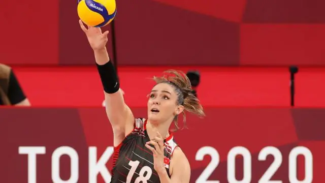 Türkiye kadın voleybolcu servis atıyor