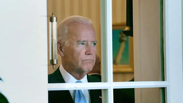 O então vice-presidente Joe Biden no Salão Oval em 2014 