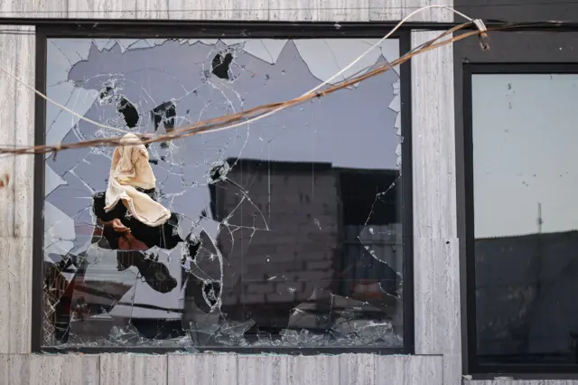 Massa mengeluarkan barang milik anggota DPR Ahmad Sahroni dari dalam rumahnya di kawasan Tanjung Priok, Jakarta, Sabtu (30/8/2025).