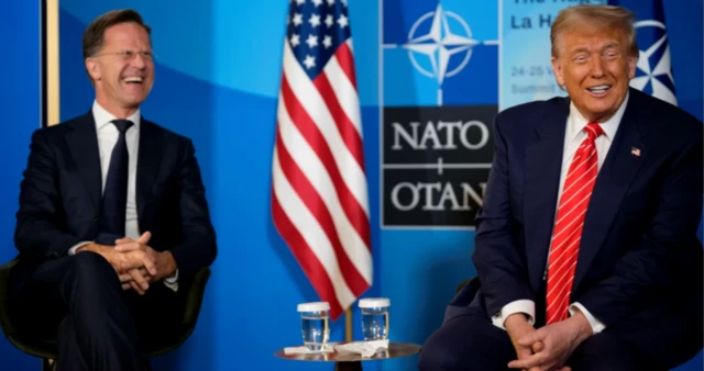 Rutte ve Trump Lahey'deki son NATO zirvesinde bir aradalar, ikisi de gülüyorlar ve hallerinden çok memnun görünüyorlar