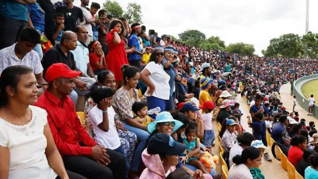 ආසියානු කුසලාන තරගාවලියේ අර්ධ අවසන් වටය දක්වා අපරාජිතව පැමිණිමට ශ්‍රී ලංකා ක්‍රීඩිකාවන් සමත් වීමත් සමග මීට පෙර නොවූ විරූ ආකාරයෙන් ප්‍රේක්ෂකයින් කාන්තා ක්‍රිකට් කණ්ඩායම වටා රොක්වන ආකාරය දක්නට ලැබුණි.