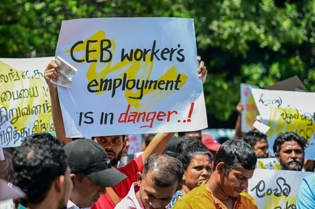 යෝජිත පනත් කෙටුම්පත තුළින් මේ වන විට ලංකා විදුලි බල මණ්ඩලයේ සේවය කරන සේවකයින්ගේ වෘත්තීය සුරක්ෂිතභාවය අනතුරේ හෙළා තිබෙන බවත් චෝදනා කර තිබෙන කරුණකි.