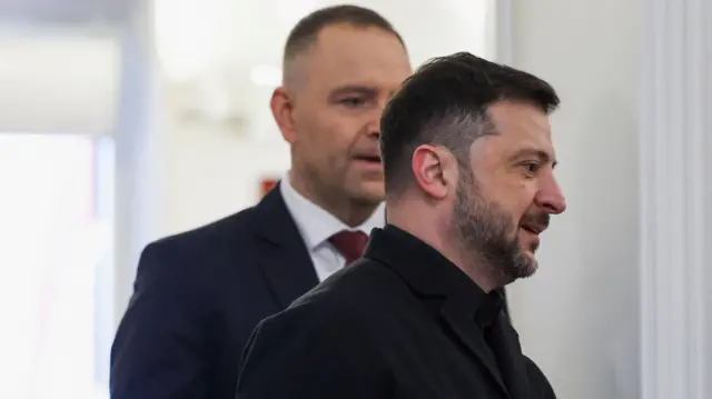 Зеленский идет рядом с Навроцким во время их встречи в Президентском дворце в Варшаве, 19 декабря 2025 года