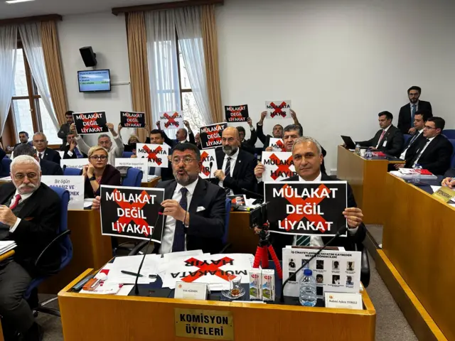 Pankart tutan milletvekilleri