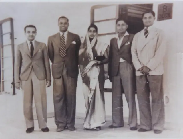 વિજય મર્ચંટ (ડાબે) અને લાલા અમરનાથ દંપતી સાથે