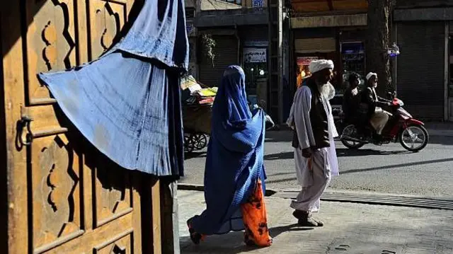 تصویر یک زن با چادری در شهر هرات 
