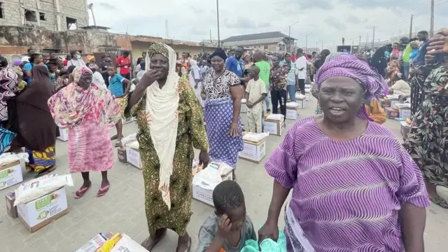 Distribution de kits alimentaires à Lagos.