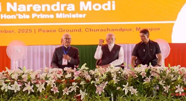 মণিপুরের রাজ্যপাল একে ভল্লা এবং প্রধানমন্ত্রী মোদী। 