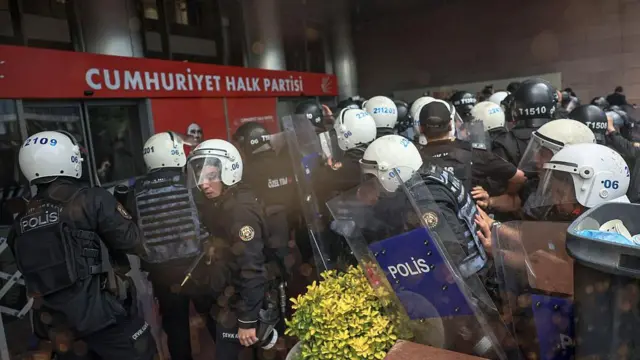 CHP binasına giren çevik kuvvet polisleri.